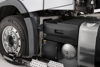 Det nye systemet har gelbatteri for strømbruk mens lastebilen står parkert og blybatteri for start av motoren.