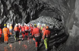 Fornøyde folk fra Veidekke og Statens vegvesen på røysa for gjennomslaget klokken 16.20 onsdag 6. desember 2017.