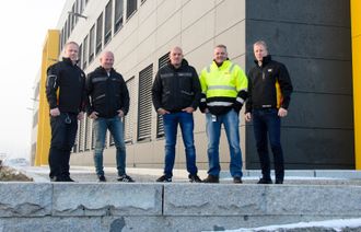 Fra venstre: Rune Vestengen (salgssjef i Pon Equipment AS), Torbjørn Haugo (daglig leder i Norsk Saneringsservice), Alf Erlend Skeie (driftssjef i Norsk Saneringsservice), Jon Granlund (selger for Akershus i Pon Equipment AS), Jarle Kleppan (salgsdirektør i Pon Equipment AS).