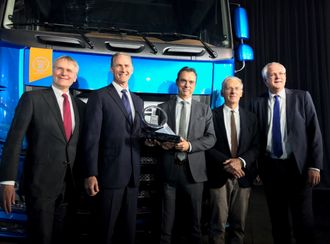 Fra venstre: Richard Zink (direktør for marked og salg i DAFTrucks N.V.), Preston Feight (President i DAF Trucks N.V), Ron Borsboom (direktør for produktutvikling i DAF Trucks N.V.), Gianenrico Griffini (juryleder) og Rob Apples.