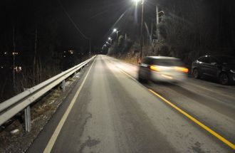 Fullt lys når bilen kjører forbi.