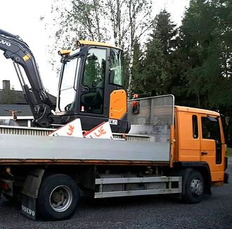 Ny Volvo EC35D gravemaskin og en Volvo FL6 benyttes når Glenn Lie Graveservice utfører oppdrag.