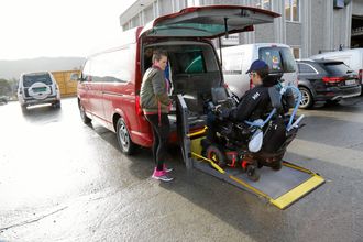 To sykepleiere fulgte Bjørn Åge Misund til jobb denne tirsdagen i høst. Ofte bidrar ansatte fra Geilo Tomteservice til transport mellom hjem og jobb.