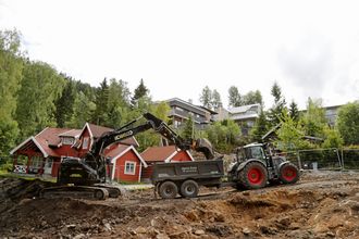 Den nye Kobelco-graveren i spann med Fendt traktor og dumperhenger fra Foss-Eik. Felles for alle er at lakken er svart. Og tøff!