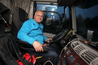 Einar Gullesen i DAF-førerhuset på Tatra-en. Brøyte-armlenet og Allison-girkassa på demobilen han sitter i på bildet er tilvalg. Monitoren fra ryggekameraet (med lyd) er standard for Tatra i Norge.