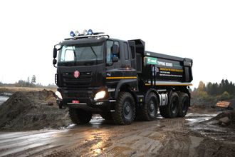 Det ble tid til en liten testrunde i grustaket hos Øynebråten Transport før Gullesen kjørte videre mot Hamar.