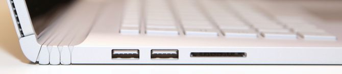Det er to USB-utganger på venstre side, der du også finner en SD-kortleser.