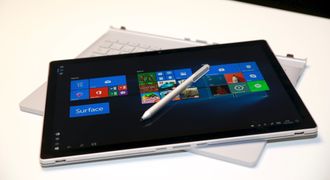 Skjermen på Surface Book 2 kan tas helt av hvis du vil bruke den som nettbrett. Pennen er ekstrautstyr.