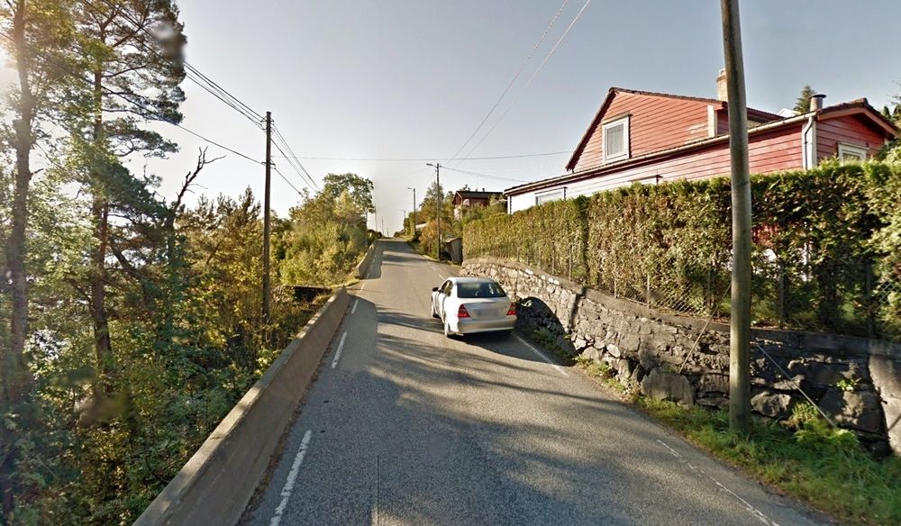 Det skal legges ut 85 000 kbm i fylling på 3,3 km av fylkesveg 563. Bildet gir en god antydling av hvorfor behovet for fyllmasse er stort. Muligheten til å utvide mot høyre er ikke særlig stor hvis huset skal stå.
