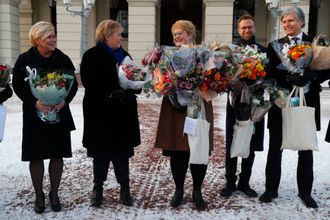 Regjeringen Solberg på Slottsplassen etter ekstraordinært statsråd på Slottet. Fra v.: Finansminister Siv Jensen (Frp), statsminister Erna Solberg (H), kulturminister Trine Skei Grande (V), bistands- og utviklingsminister Nikolai Astrup (H) og klima- og miljøminister Ola Elvestuen (V).Foto: Heiko Junge / NTB scanpix