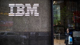 En plakett med selskapets logo på IBM-bygningen i New York. 