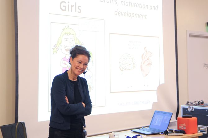 Det var høyt under taket da forsker og forfatter Ann Elisabeth Knudsen la fram sin forskning og forskjeller mellom jente- og guttehjerner i Asker under konferansen om menn i barnehage i regi av MIB Asker.
