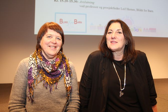 Førstelektor Brit Eide (t.v) og førsteamanuensis Nina Winge er forskere i "Blikk for barn". Her er de på barnehagekonferansen «Barnehager for de yngste – bra nok?» i 2016. Nå er prosjektet avsluttet de siste funnene offentliggjort.