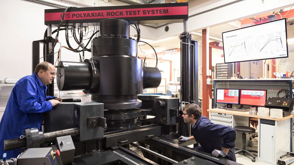 Lars Erik Walle (t.v.) og Jørn Fredrik Stenebråten med Polyax-rock-riggen installert i lokalet i Trondheim.