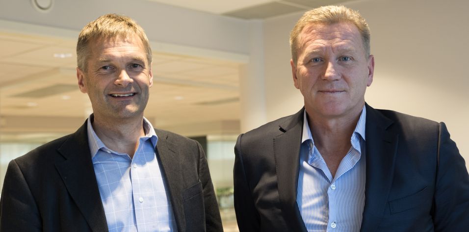 Kjøpet av Phonero tilførte Telia 203.000 kunder. Her er administrerende direktør Abraham Foss i Telia Norge og tidligere Phonero-sjef Thore Berthelsen foreviget da kjøpet ble kunngjort.
