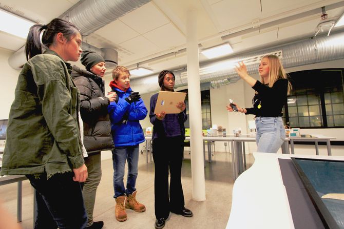 Elevene ved KDA gir de besøkende en innføring i AR og viser de arkitekturen de har jobbet med i det siste. Fra venstre: Tien tran (elev), Katia Stieglitz, Henrik Lee Stieglitz-Holter, Laura Weli (elev) og Lila H. Ulland (elev).