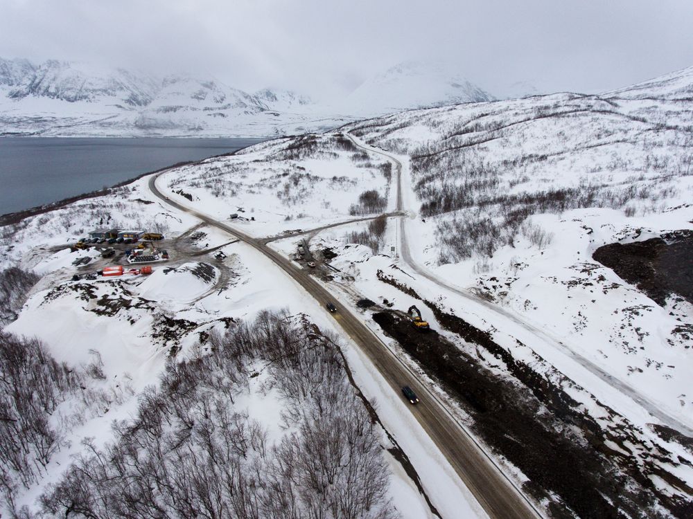 Den nye innfartsvegen til Skjervøy byr på bedre sikkerhet og fremkommelighet. Gammelvegen ses til høyre i bildet oppover bakken.    