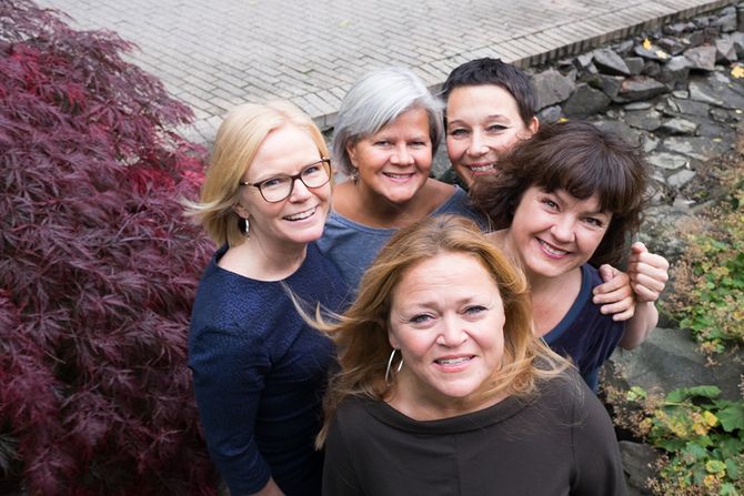 Bak fra venstre: Ingrid Anette Danbolt, Siri Haukenes, Nina Engesnes og Liv Anna Hagen. Foran: Elisabeth Anvik ved Musikkeseksjonen på barnehagelærerutdanningen ved Høgskolen i Oslo og Akershus (HiOA).