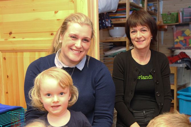 Pedagogisk leder Christine Klette og daglig leder Jill Karin Mardal i Kjeldmyrlia Norlandia barnehage, her med fire år gamle Heine på fanget.