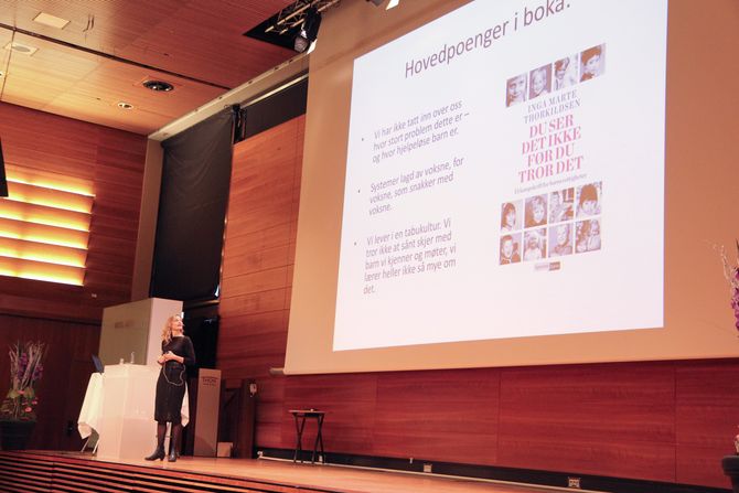 Inga Marte Thorkildsen med boka "Du ser det ikke før du tror det" sine tre hovedpunkter.