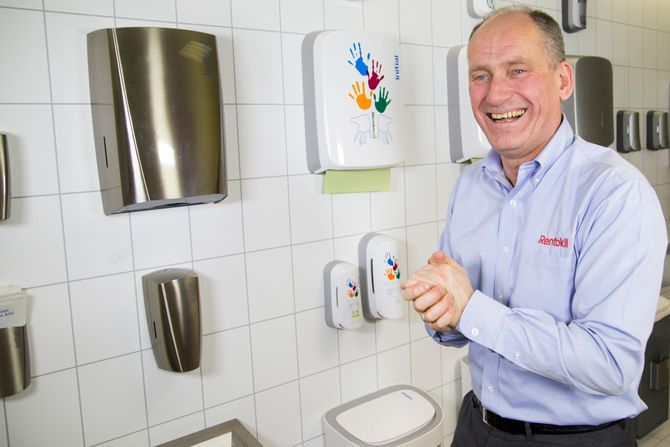 – Det vi ønsker å formidle mest av alt, er hvor enkelt god hygiene er og hvor stor effekt disse enkle rutinene har, sier administrerende direktør i Rentokil Initial Norge, Espen Agnalt.
