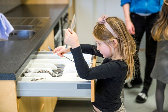 Involver barna! La dem delta i matlagingen, dekke på og rydde av bordet, oppfordrer Frode Selvaag.