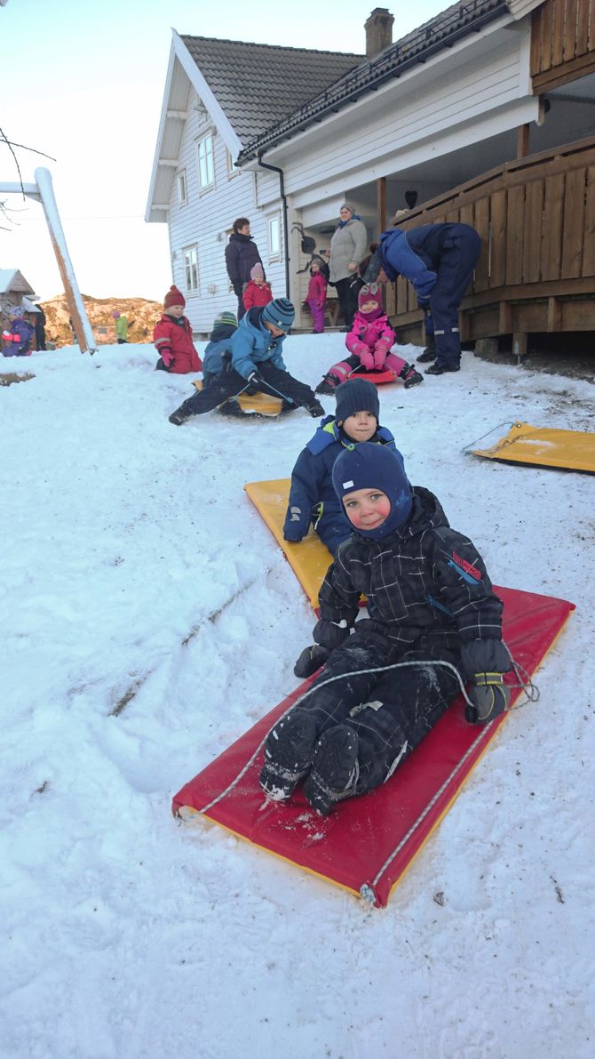Langøy friluftsbarnehage har til og med kjøpt snøkanon for å kunne gi ungene en smak av vinter.