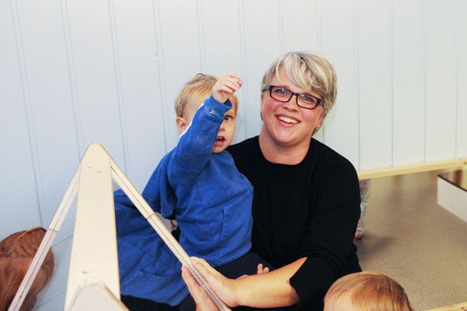 Det er mye kjærlighet og fysisk nærhet i Maurtua barnehage. - Alle barn skal kjenne at de er likt og ønsket, sier barnehagelærer Trude Kroken.