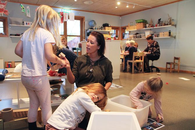 Barnehagelærer Elisabeth Bakken i Maurtua barnehage i Hokksund lager bondegård sammen med en liten gruppe jenter. Oppdelingen er typisk for barnehagen, der barna blir delt inn i små, oversiktlige grupper der den ansatte har full oversikt og kan se og samtale med alle. I bakgrunnen er to smågrupper til, med hver sin ansatt.