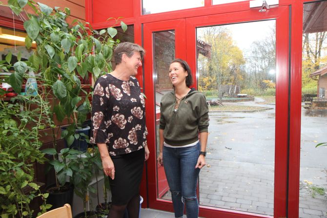 Daglig leder Randi Hovde og barnehagelærer Elisabeth Bakken er stolte over drivhuset hvor de dyrker paprika, agurk og tomat sammen med barna. - Det var en del av terrassen, hvor vi bygde den inn og la fliser på gulvet. Det er et grovrom der vi kan leke med sand og ta inn planter. Døra inn hit står åpen slik at barna kan bruke rommet aktivt. Det er stor stas når vi kan skjære grønnsaker rett fra planten og legge på brødskiva, forteller Bakken. Drivhuset er et av hennes hjertebarn.