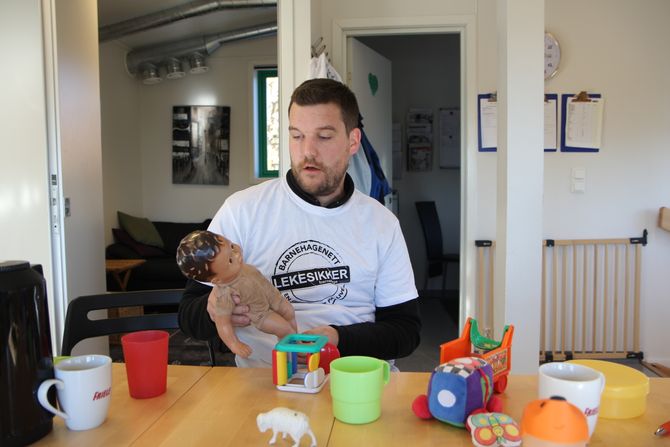 Gammel, men ikke god. – Denne dukka er gammel, sikkert over 20 år. Armer og bein er av mykplast som ikke lukter godt, og som barna gjerne tygger på, sier styrer Petter Eilertsen.