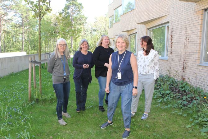 Et velsmurt team: Aktivitetskoordinator ved Ladesletta helse- og velferdssenter, Marit Brodal i spissen for teamet som sørger for at generasjonsbroen er åpen begge veier. Her med barnehageassistent Kjellrun Lehn, enhetsleder ved barnehagen Siri Sandstad, avdelingsleder i Ladesletta barnehage Kristin Mortensen og Bente Vaa som er aktivitør ved Ladesletta aktivitetstilbud for seniorer.