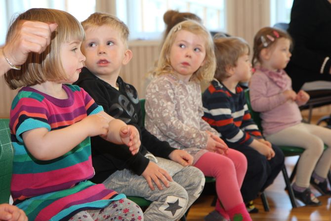 Følger nøye med: – Når barna kommer inn, utløser det en slik glede hos de eldre, sier aktivitetskoordinator ved Ladesletta helse- og velferdssenter, Marit Brodal. Hun legger til at samværet skal være like oppbyggende for de små og skje på deres premisser.