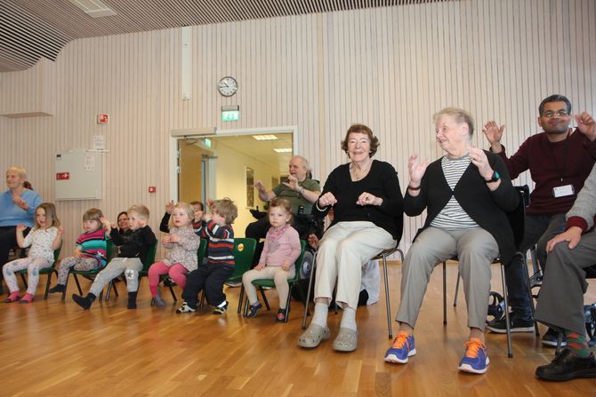 Glade eldre: – Vi har også drop in-besøk med barn som kommer innom sykehjemmet og hilser på de som er i fellesområdet, som kafeen, gymsalen og sansehagen. Vi spiser, leker og snakker litt. Det gjør det lettere når vi kan gå tørrskodd i mellom, sier Marit Brodal og ser hver dag hvilke effekter det har når barn og eldre får være sammen.