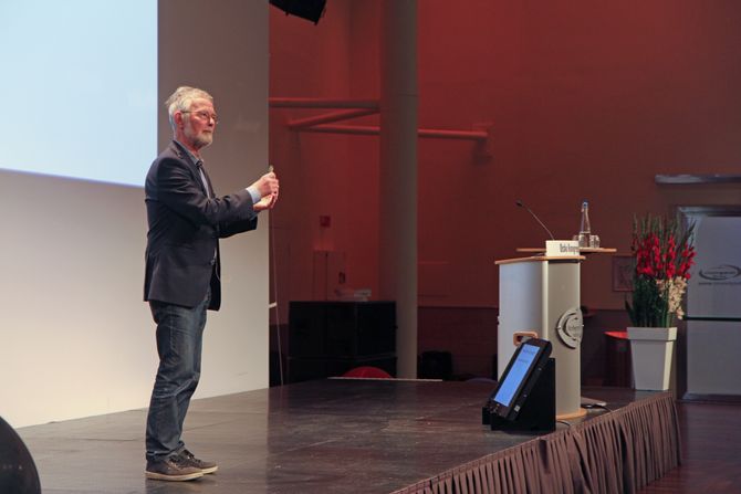 Per Schultz Jørgensen er dansk barnehagelærer, psykolog, forfatter og professor. På konferansen «Med framtiden på fanget» i regi av Utviklingsforum og Barnehageforum, ga han en 650 barnehagefolk helt konkrete tiltak for å styrke barns karakter via struktur og ansvar.