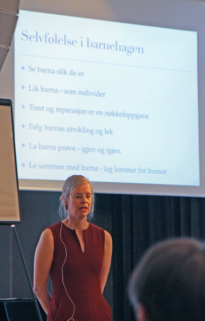 Psykolog og familieterapeut Hedvig Montgomery snakket om barns selvfølelse foran 200 tente lys på konferansen "Livsmestring og helse i barnehagen" i regi av Barnehageforum og Tromsø kommune.