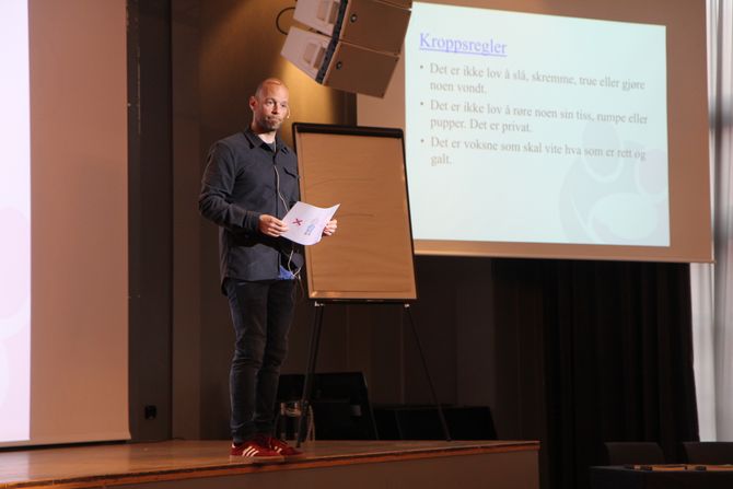 Psykologspesialist ved Statens Barnehus i Tromsø, Are Evang, leser opp eksempel på kroppsregler for en fullsatt sal med barnehagelærere under konferansen "Livsmestring og helse" arrangert av Utviklingsforum og Tromsø kommune.