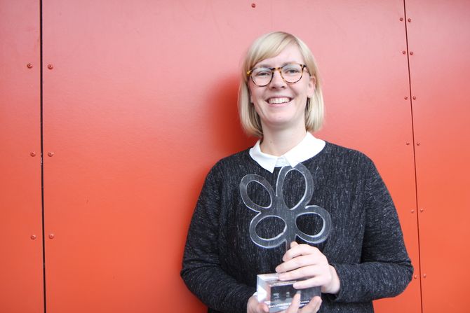 Anne Cathrine Lande, rådgiver barnehage, Nasjonalt senter for kunst og kultur i opplæringen, viser fram skulpturen som kan bli din barnehage sin. Sammen med ti tusen kroner.
