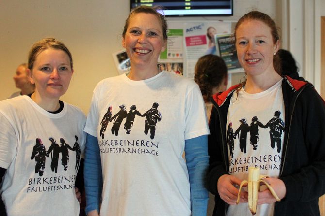 MOTIVERTE: F.v: Ann Christin Skamsar, Line Elisabeth Dalsegg Hansen og Aina «Messi» Brusveen søkte ly i Jorekstadhallen mellom slagene. Her lader de opp med energi og varm drikke før semifinalen mot Steinrøysa barnehage.