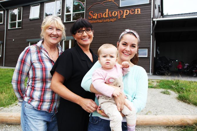 Ett år gamle Mille Myhre Farningham sammen med mamma Kine Myhre (27), bestemor Katrine Langheim (45) og oldemor Karin Lunde Pedersen (63).
