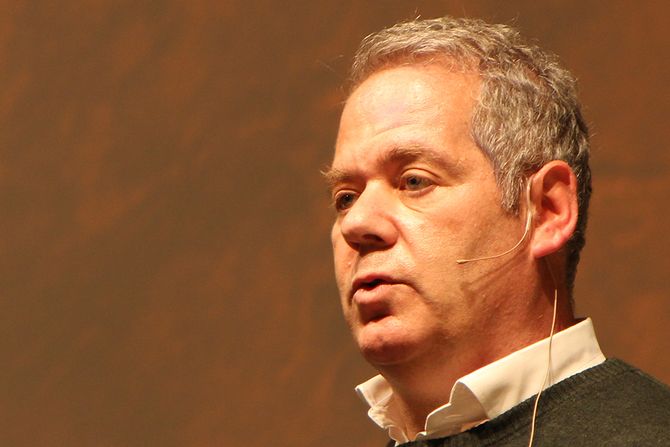 Stefan Einhorn: Han arbeider med kreftforskning ved Karolinska Sjukhuset i Sverige, er leder av sykehusets etiske råd og underviser medisinerstudenter i etikk. Og han har skrevet boken: «Konsten att vara snäll».
