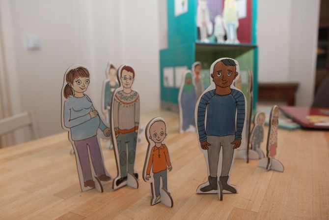 Silje Hrafa Tjersland savnet materiell for barn om mangfoldet i moderne familier i Norge i dag. Slik ble prosjektet "Familier - ulike og unike", til.