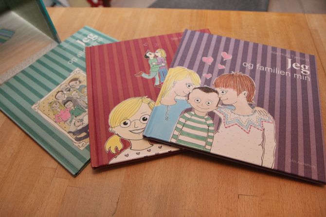 "Familier - ulike og unike" består av tre små barnebøker, et lekehus med figurer fra bøkene og en CD med barnesanger knyttet til temaet. Tjersland står selv for tekster, illustrasjoner og musikk.