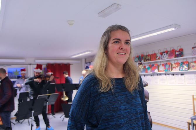 Elisabeth Tobiassen styrer skuta i styrers fravær og håpte at ungene ville like musikken til NOSO.