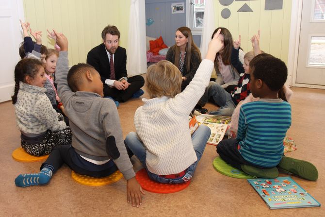 Kunnskapsminister Torbjørn Røe Isaksen vil at barnehagene skal jobbe mer systematisk med språk og læring.