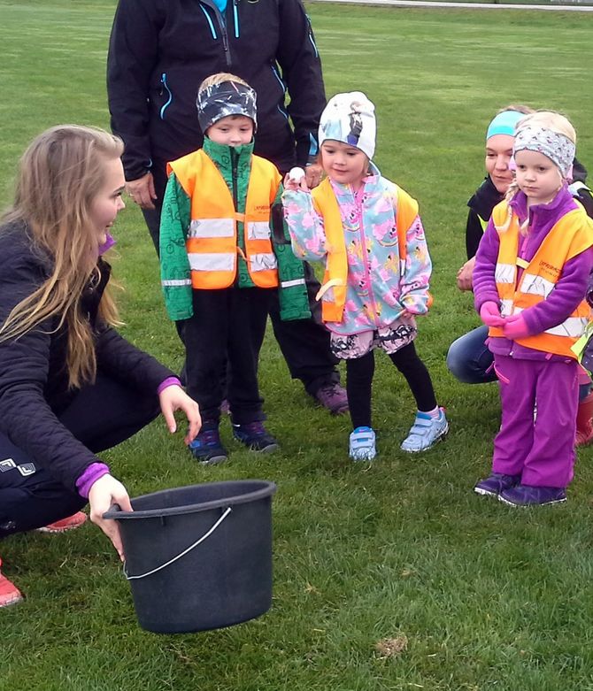 Elevene fra idrettslinjen på Eidsvoll videregående skole inviterte barnehagebarna til aktivitetsdag.