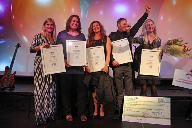 Vinner av Årets barnehage 2016, Lise Lauvik fra Langøy friluftsbarnehage, sammen med de andre nominerte.