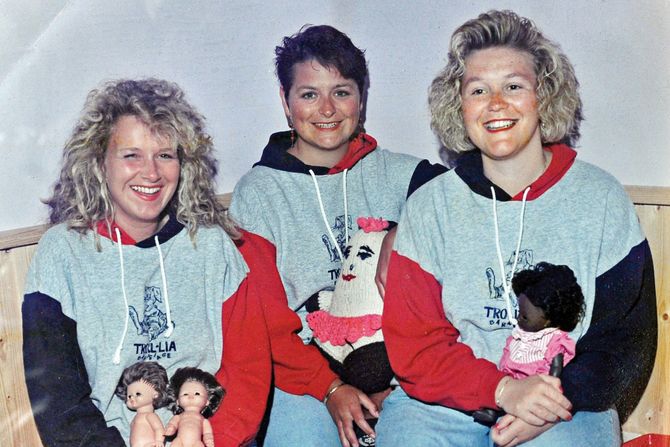 Styrer i Troll-lia barnehage, Anett Mari Hodneland Tarberg har stått ved eiernes side i alle år. Her er alle tre sammen.