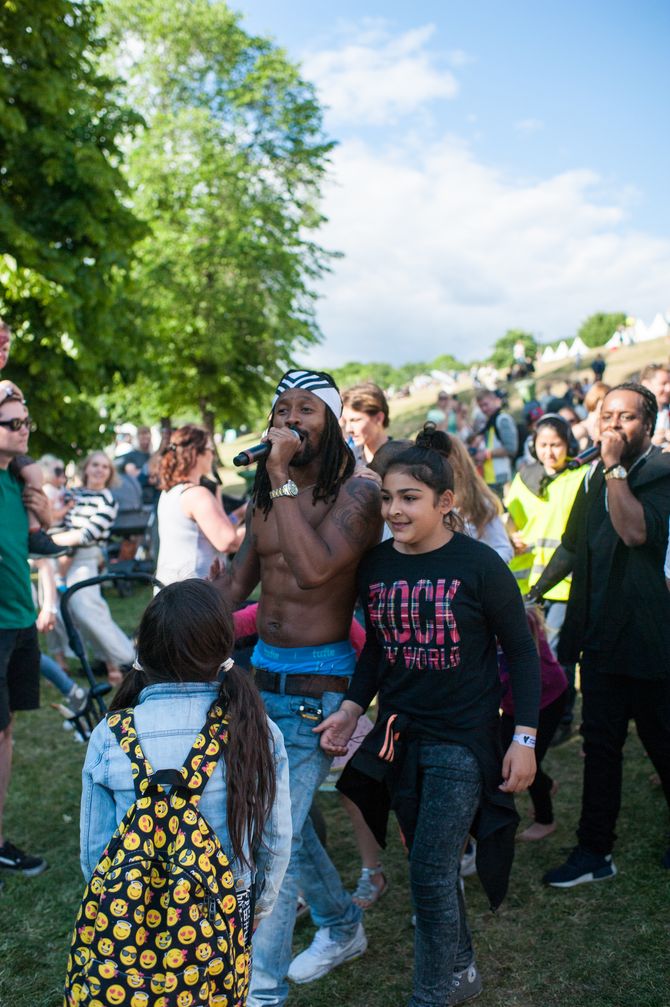 Thawe tok med seg publikum på Oslos lengste (?) jenka gjennom Tøyenparken under Madcon-konserten.