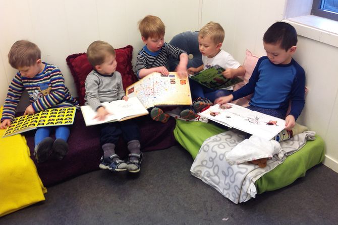 Oscar, Oliver, Alexander, Trygve og Fredrick innvier lesekroken.